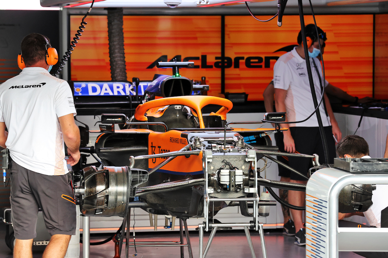 GP QATAR, McLaren MCL35M being built.
18.11.2021. Formula 1 World Championship, Rd 20, Qatar Grand Prix, Doha, Qatar, Preparation Day.
- www.xpbimages.com, EMail: requests@xpbimages.com © Copyright: Batchelor / XPB Images