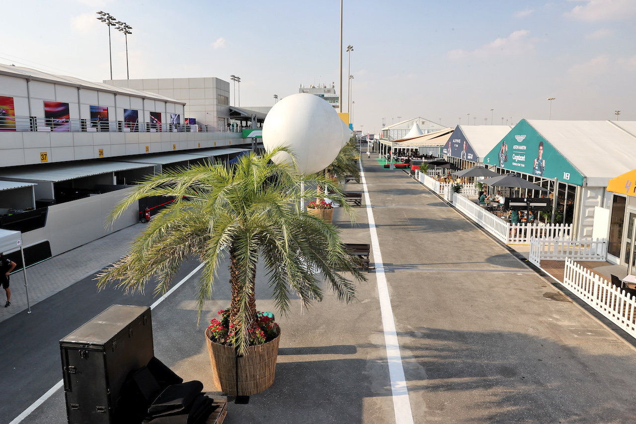 GP QATAR, Paddock Atmosfera.
18.11.2021. Formula 1 World Championship, Rd 20, Qatar Grand Prix, Doha, Qatar, Preparation Day.
- www.xpbimages.com, EMail: requests@xpbimages.com © Copyright: Batchelor / XPB Images