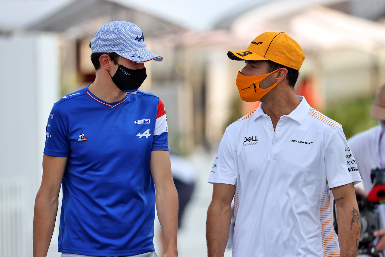 GP QATAR, (L to R): Esteban Ocon (FRA) Alpine F1 Team with Daniel Ricciardo (AUS) McLaren.
18.11.2021. Formula 1 World Championship, Rd 20, Qatar Grand Prix, Doha, Qatar, Preparation Day.
- www.xpbimages.com, EMail: requests@xpbimages.com © Copyright: Batchelor / XPB Images