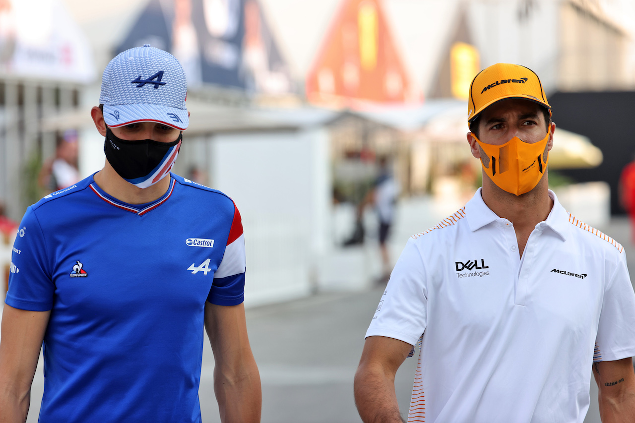 GP QATAR, (L to R): Esteban Ocon (FRA) Alpine F1 Team with Daniel Ricciardo (AUS) McLaren.
18.11.2021. Formula 1 World Championship, Rd 20, Qatar Grand Prix, Doha, Qatar, Preparation Day.
- www.xpbimages.com, EMail: requests@xpbimages.com © Copyright: Batchelor / XPB Images