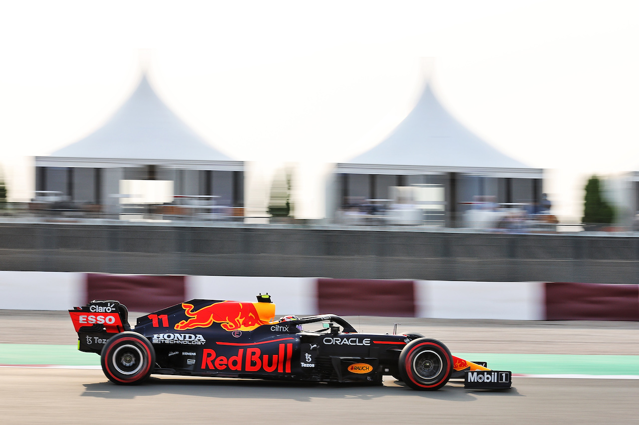 GP QATAR, Sergio Perez (MEX) Red Bull Racing RB16B.
20.11.2021. Formula 1 World Championship, Rd 20, Qatar Grand Prix, Doha, Qatar, Qualifiche Day.
- www.xpbimages.com, EMail: requests@xpbimages.com © Copyright: Batchelor / XPB Images