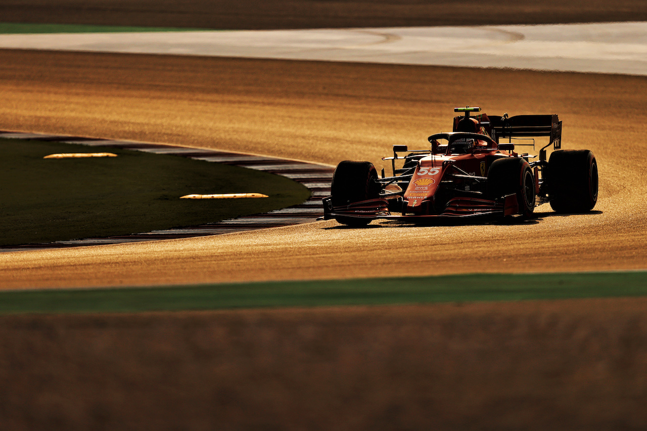 GP QATAR, Carlos Sainz Jr (ESP) Ferrari SF-21.
20.11.2021. Formula 1 World Championship, Rd 20, Qatar Grand Prix, Doha, Qatar, Qualifiche Day.
- www.xpbimages.com, EMail: requests@xpbimages.com © Copyright: Moy / XPB Images