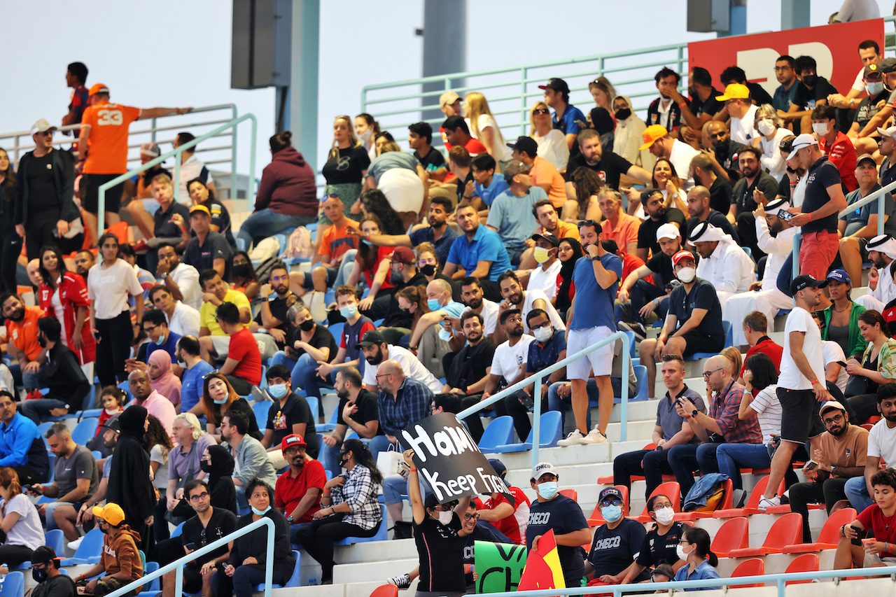 GP QATAR, Circuit Atmosfera - fans in the grandstand.
20.11.2021. Formula 1 World Championship, Rd 20, Qatar Grand Prix, Doha, Qatar, Qualifiche Day.
- www.xpbimages.com, EMail: requests@xpbimages.com © Copyright: Moy / XPB Images