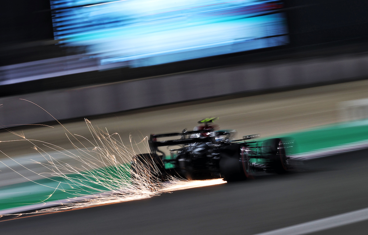 GP QATAR, Valtteri Bottas (FIN) Mercedes AMG F1 W12 sends sparks flying.
20.11.2021. Formula 1 World Championship, Rd 20, Qatar Grand Prix, Doha, Qatar, Qualifiche Day.
- www.xpbimages.com, EMail: requests@xpbimages.com © Copyright: Moy / XPB Images
