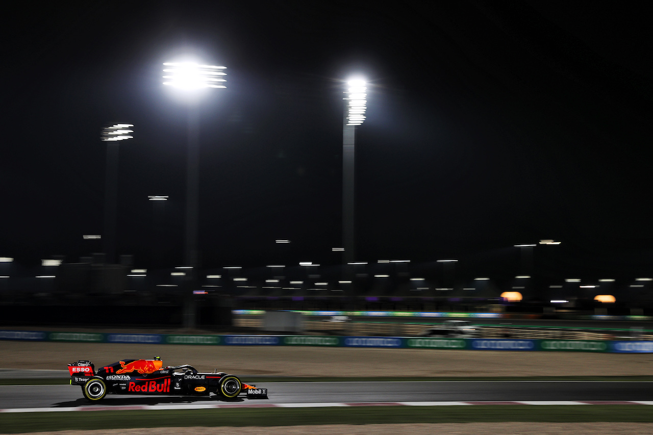 GP QATAR, Sergio Perez (MEX) Red Bull Racing RB16B.
20.11.2021. Formula 1 World Championship, Rd 20, Qatar Grand Prix, Doha, Qatar, Qualifiche Day.
- www.xpbimages.com, EMail: requests@xpbimages.com © Copyright: Batchelor / XPB Images