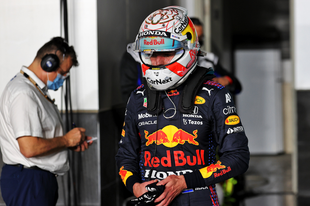 GP QATAR, Max Verstappen (NLD) Red Bull Racing in qualifying parc ferme.
20.11.2021. Formula 1 World Championship, Rd 20, Qatar Grand Prix, Doha, Qatar, Qualifiche Day.
- www.xpbimages.com, EMail: requests@xpbimages.com © Copyright: Batchelor / XPB Images