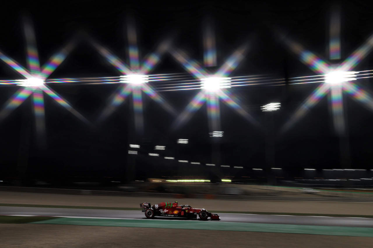 GP QATAR, Carlos Sainz Jr (ESP) Ferrari SF-21.
20.11.2021. Formula 1 World Championship, Rd 20, Qatar Grand Prix, Doha, Qatar, Qualifiche Day.
- www.xpbimages.com, EMail: requests@xpbimages.com © Copyright: Moy / XPB Images