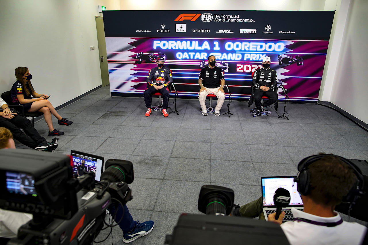 GP QATAR, (L to R): Max Verstappen (NLD) Red Bull Racing; Lewis Hamilton (GBR) Mercedes AMG F1; e Valtteri Bottas (FIN) Mercedes AMG F1, in the post qualifying FIA Press Conference.
20.11.2021. Formula 1 World Championship, Rd 20, Qatar Grand Prix, Doha, Qatar, Qualifiche Day.
- www.xpbimages.com, EMail: requests@xpbimages.com © Copyright: FIA Pool Image for Editorial Use Only