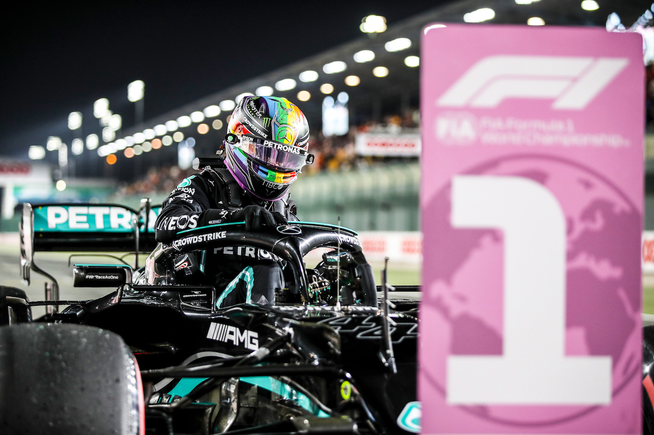 GP QATAR, Pole sitter Lewis Hamilton (GBR) Mercedes AMG F1 W12 in qualifying parc ferme.
20.11.2021. Formula 1 World Championship, Rd 20, Qatar Grand Prix, Doha, Qatar, Qualifiche Day.
- www.xpbimages.com, EMail: requests@xpbimages.com © Copyright: FIA Pool Image for Editorial Use Only