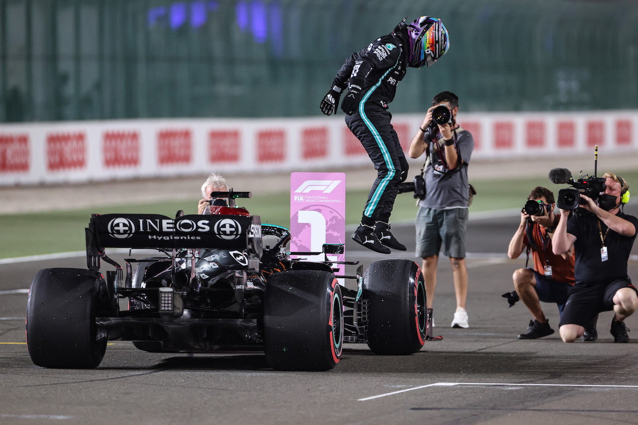 GP QATAR, Lewis Hamilton (GBR) Mercedes AMG F1 W12 celebrates his pole position in qualifying parc ferme.
20.11.2021. Formula 1 World Championship, Rd 20, Qatar Grand Prix, Doha, Qatar, Qualifiche Day.
- www.xpbimages.com, EMail: requests@xpbimages.com © Copyright: Charniaux / XPB Images