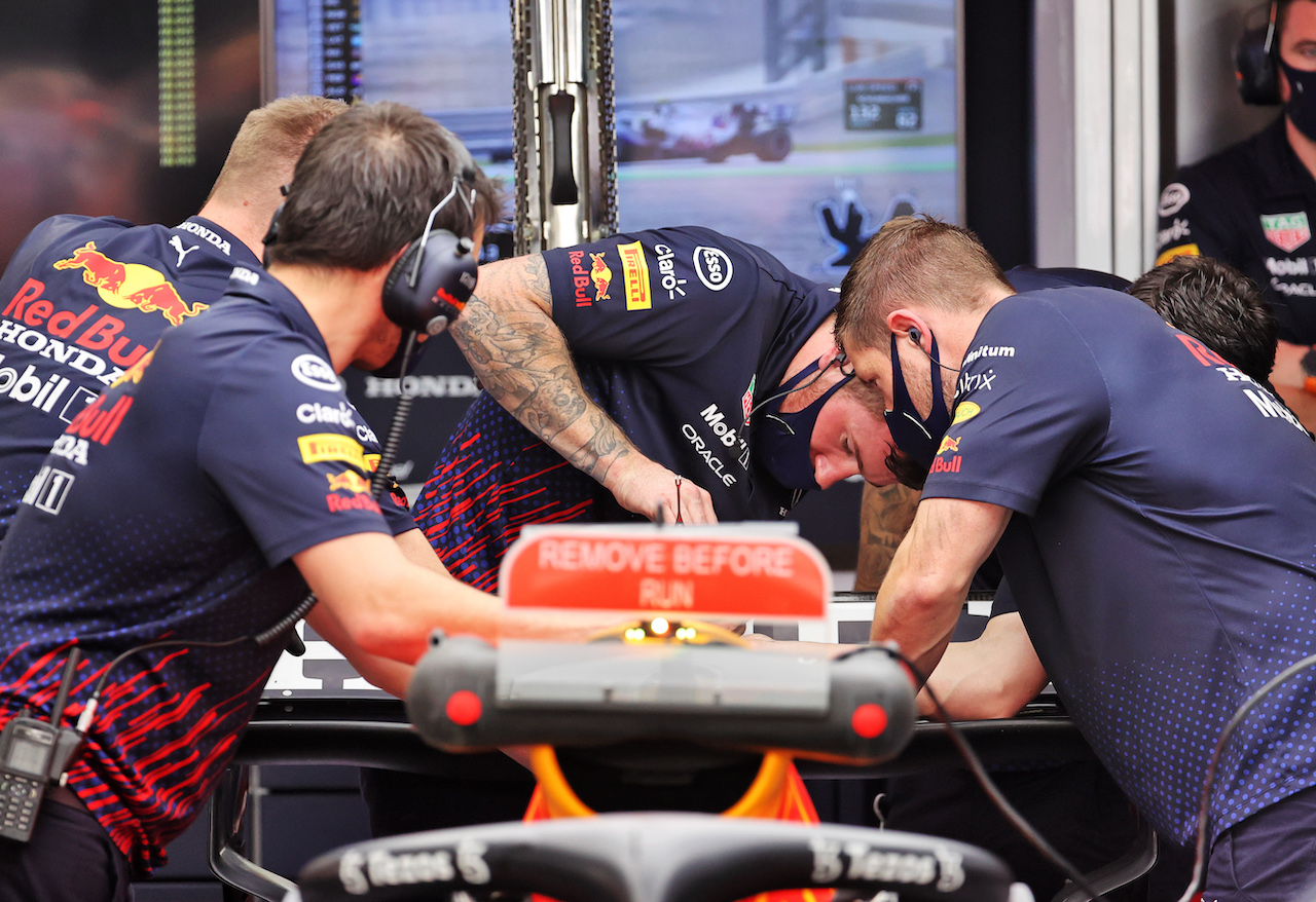 GP QATAR, Red Bull Racing meccanici work on repairing the Red Bull Racing RB16B DRS rear wing actuator of Max Verstappen (NLD).
20.11.2021. Formula 1 World Championship, Rd 20, Qatar Grand Prix, Doha, Qatar, Qualifiche Day.
- www.xpbimages.com, EMail: requests@xpbimages.com © Copyright: Batchelor / XPB Images