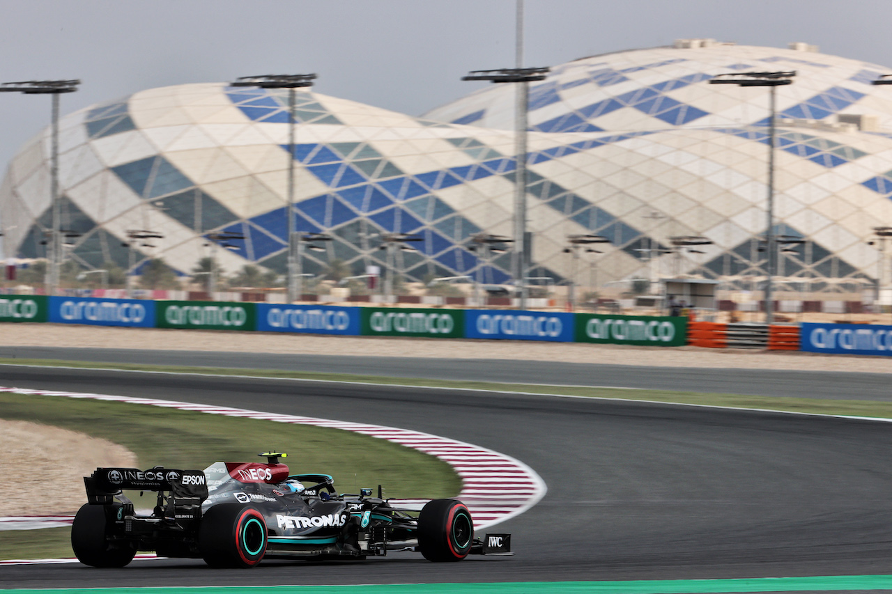 GP QATAR, Valtteri Bottas (FIN) Mercedes AMG F1 W12.
19.11.2021 Formula 1 World Championship, Rd 20, Qatar Grand Prix, Doha, Qatar, Practice Day.
- www.xpbimages.com, EMail: requests@xpbimages.com © Copyright: Batchelor / XPB Images