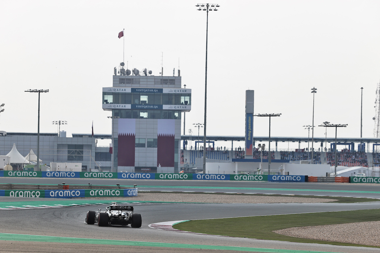 GP QATAR, Valtteri Bottas (FIN) Mercedes AMG F1 W12.
19.11.2021 Formula 1 World Championship, Rd 20, Qatar Grand Prix, Doha, Qatar, Practice Day.
- www.xpbimages.com, EMail: requests@xpbimages.com © Copyright: Moy / XPB Images