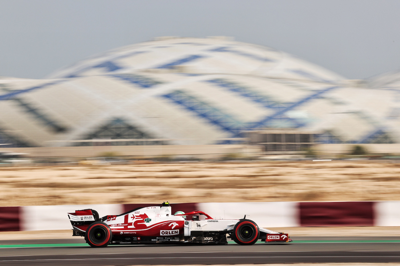 GP QATAR, Antonio Giovinazzi (ITA) Alfa Romeo Racing C41.
19.11.2021 Formula 1 World Championship, Rd 20, Qatar Grand Prix, Doha, Qatar, Practice Day.
- www.xpbimages.com, EMail: requests@xpbimages.com © Copyright: Charniaux / XPB Images