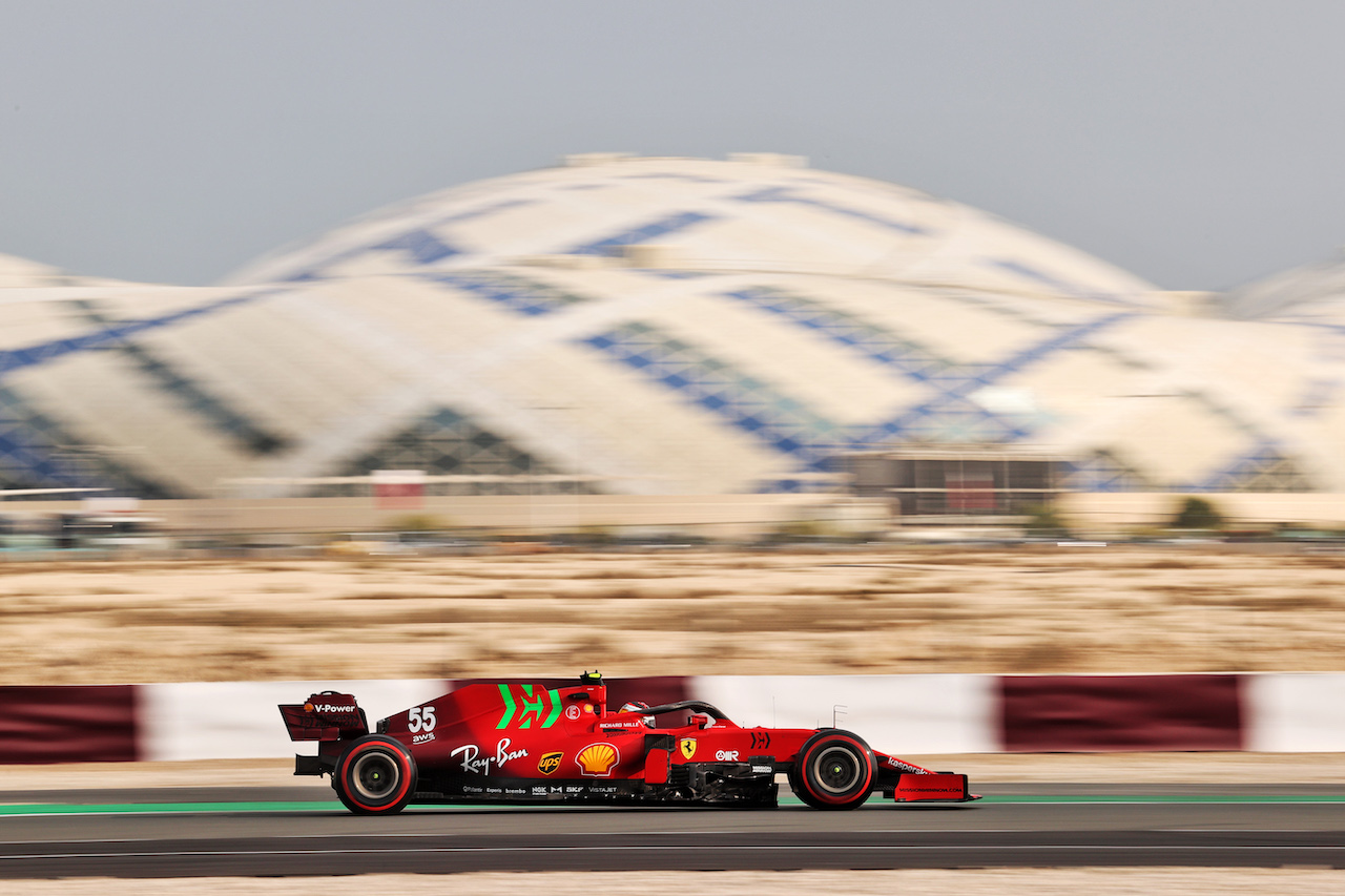 GP QATAR, Carlos Sainz Jr (ESP) Ferrari SF-21.
19.11.2021 Formula 1 World Championship, Rd 20, Qatar Grand Prix, Doha, Qatar, Practice Day.
- www.xpbimages.com, EMail: requests@xpbimages.com © Copyright: Charniaux / XPB Images