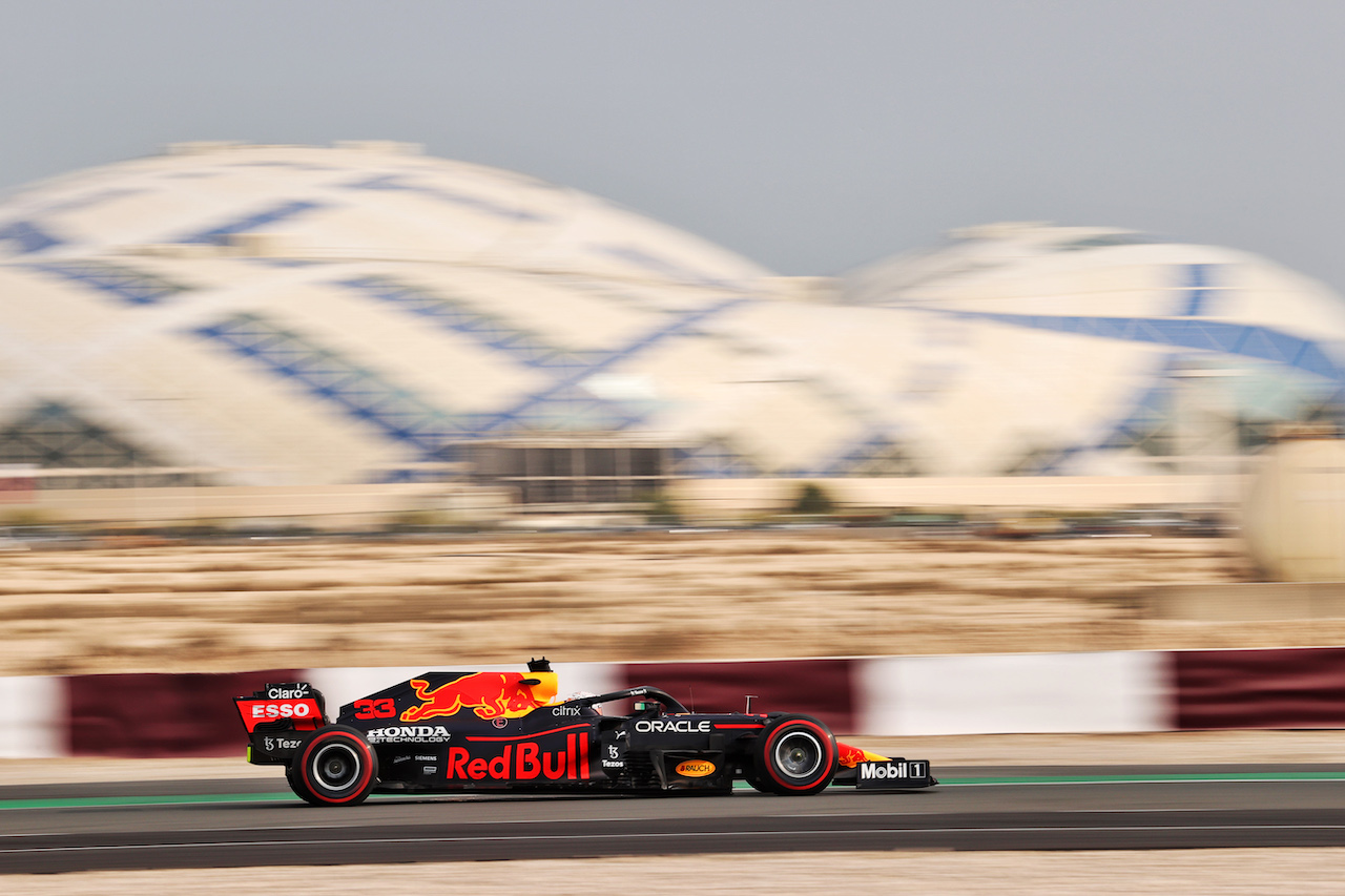 GP QATAR, Max Verstappen (NLD) Red Bull Racing RB16B.
19.11.2021 Formula 1 World Championship, Rd 20, Qatar Grand Prix, Doha, Qatar, Practice Day.
- www.xpbimages.com, EMail: requests@xpbimages.com © Copyright: Charniaux / XPB Images