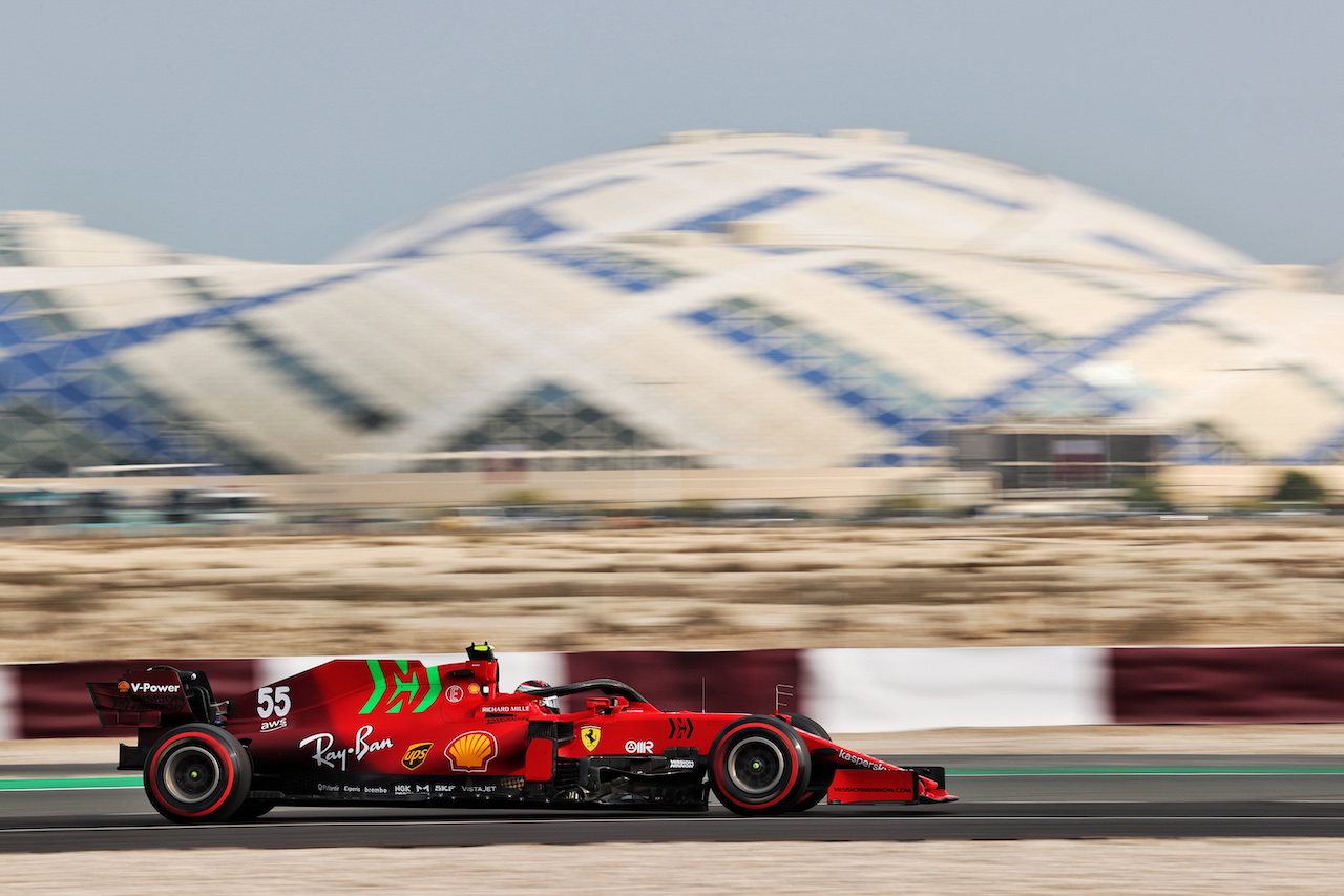 GP QATAR, Carlos Sainz Jr (ESP) Ferrari SF-21.
19.11.2021 Formula 1 World Championship, Rd 20, Qatar Grand Prix, Doha, Qatar, Practice Day.
- www.xpbimages.com, EMail: requests@xpbimages.com © Copyright: Charniaux / XPB Images