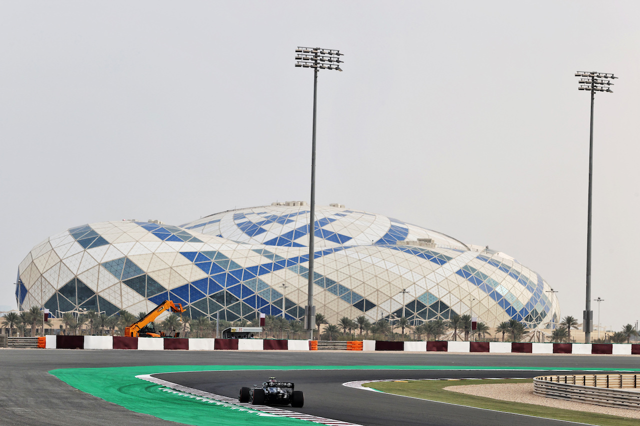 GP QATAR, Valtteri Bottas (FIN) Mercedes AMG F1 W12.
19.11.2021 Formula 1 World Championship, Rd 20, Qatar Grand Prix, Doha, Qatar, Practice Day.
- www.xpbimages.com, EMail: requests@xpbimages.com © Copyright: Moy / XPB Images