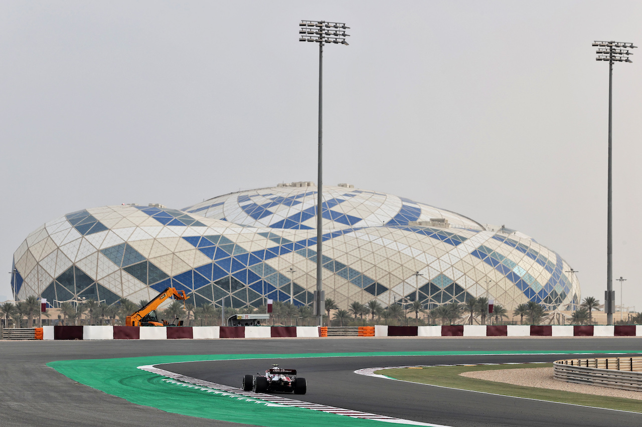 GP QATAR, Antonio Giovinazzi (ITA) Alfa Romeo Racing C41.
19.11.2021 Formula 1 World Championship, Rd 20, Qatar Grand Prix, Doha, Qatar, Practice Day.
- www.xpbimages.com, EMail: requests@xpbimages.com © Copyright: Moy / XPB Images