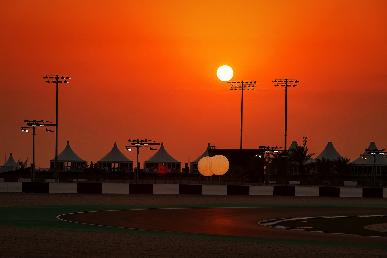 GP QATAR, Circuit Atmosfera - sunset.
19.11.2021 Formula 1 World Championship, Rd 20, Qatar Grand Prix, Doha, Qatar, Practice Day.
- www.xpbimages.com, EMail: requests@xpbimages.com © Copyright: Moy / XPB Images