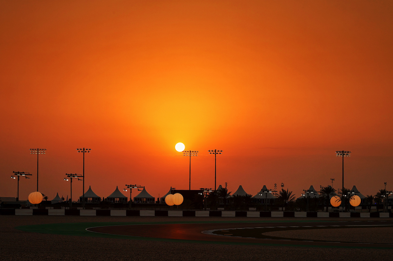 GP QATAR, Circuit Atmosfera - sunset.
19.11.2021 Formula 1 World Championship, Rd 20, Qatar Grand Prix, Doha, Qatar, Practice Day.
- www.xpbimages.com, EMail: requests@xpbimages.com © Copyright: Moy / XPB Images