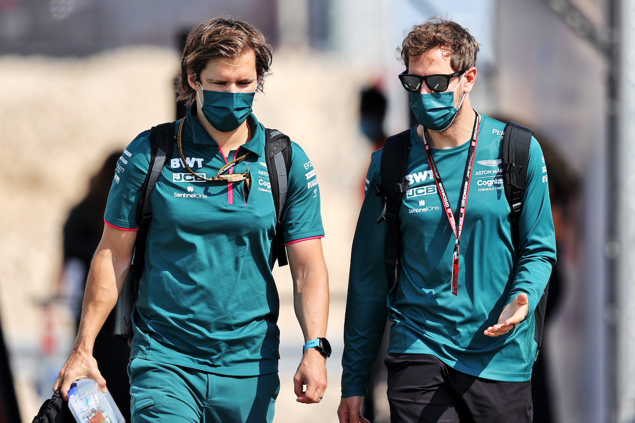 GP QATAR, (L to R): Antti Kontsas (FIN) Personal Trainer with Sebastian Vettel (GER) Aston Martin F1 Team.
19.11.2021 Formula 1 World Championship, Rd 20, Qatar Grand Prix, Doha, Qatar, Practice Day.
- www.xpbimages.com, EMail: requests@xpbimages.com © Copyright: Moy / XPB Images