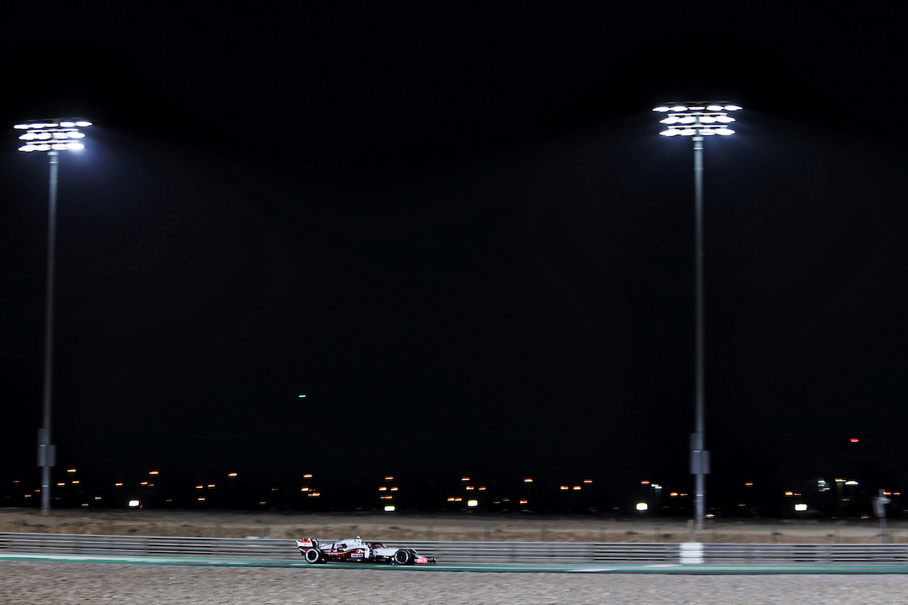 GP QATAR, Kimi Raikkonen (FIN) Alfa Romeo Racing C41.
19.11.2021 Formula 1 World Championship, Rd 20, Qatar Grand Prix, Doha, Qatar, Practice Day.
- www.xpbimages.com, EMail: requests@xpbimages.com © Copyright: Batchelor / XPB Images