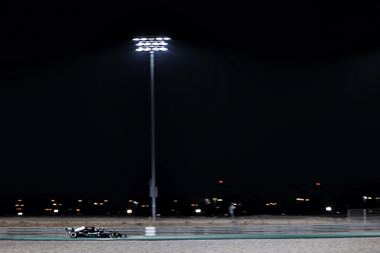 GP QATAR, Lewis Hamilton (GBR) Mercedes AMG F1 W12.
19.11.2021 Formula 1 World Championship, Rd 20, Qatar Grand Prix, Doha, Qatar, Practice Day.
- www.xpbimages.com, EMail: requests@xpbimages.com © Copyright: Batchelor / XPB Images