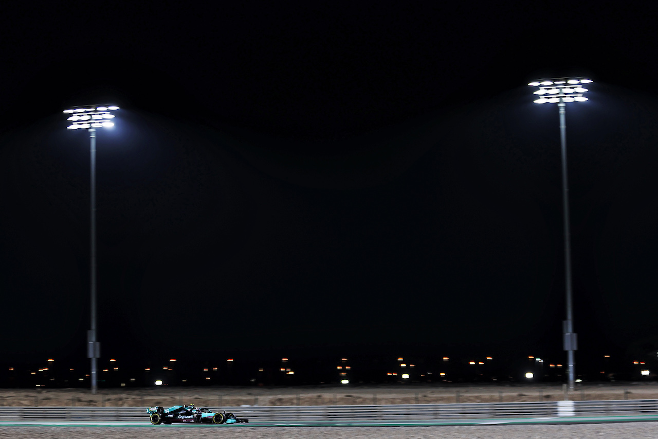 GP QATAR, Sebastian Vettel (GER) Aston Martin F1 Team AMR21.
19.11.2021 Formula 1 World Championship, Rd 20, Qatar Grand Prix, Doha, Qatar, Practice Day.
- www.xpbimages.com, EMail: requests@xpbimages.com © Copyright: Batchelor / XPB Images