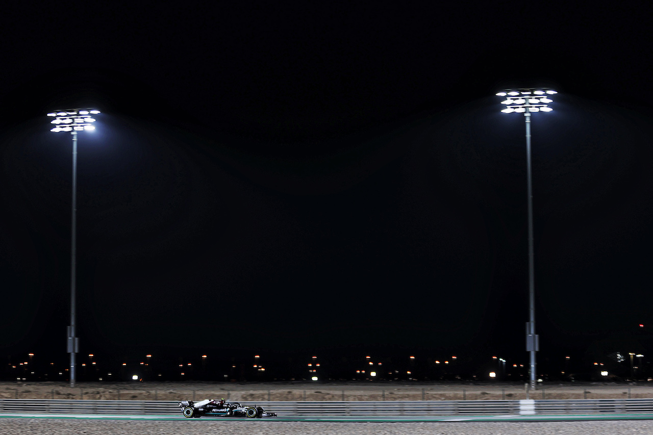 GP QATAR, Valtteri Bottas (FIN) Mercedes AMG F1 W12.
19.11.2021 Formula 1 World Championship, Rd 20, Qatar Grand Prix, Doha, Qatar, Practice Day.
- www.xpbimages.com, EMail: requests@xpbimages.com © Copyright: Batchelor / XPB Images