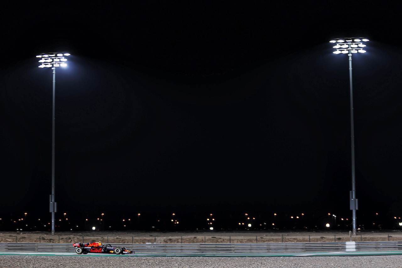 GP QATAR, Sergio Perez (MEX) Red Bull Racing RB16B.
19.11.2021 Formula 1 World Championship, Rd 20, Qatar Grand Prix, Doha, Qatar, Practice Day.
- www.xpbimages.com, EMail: requests@xpbimages.com © Copyright: Batchelor / XPB Images