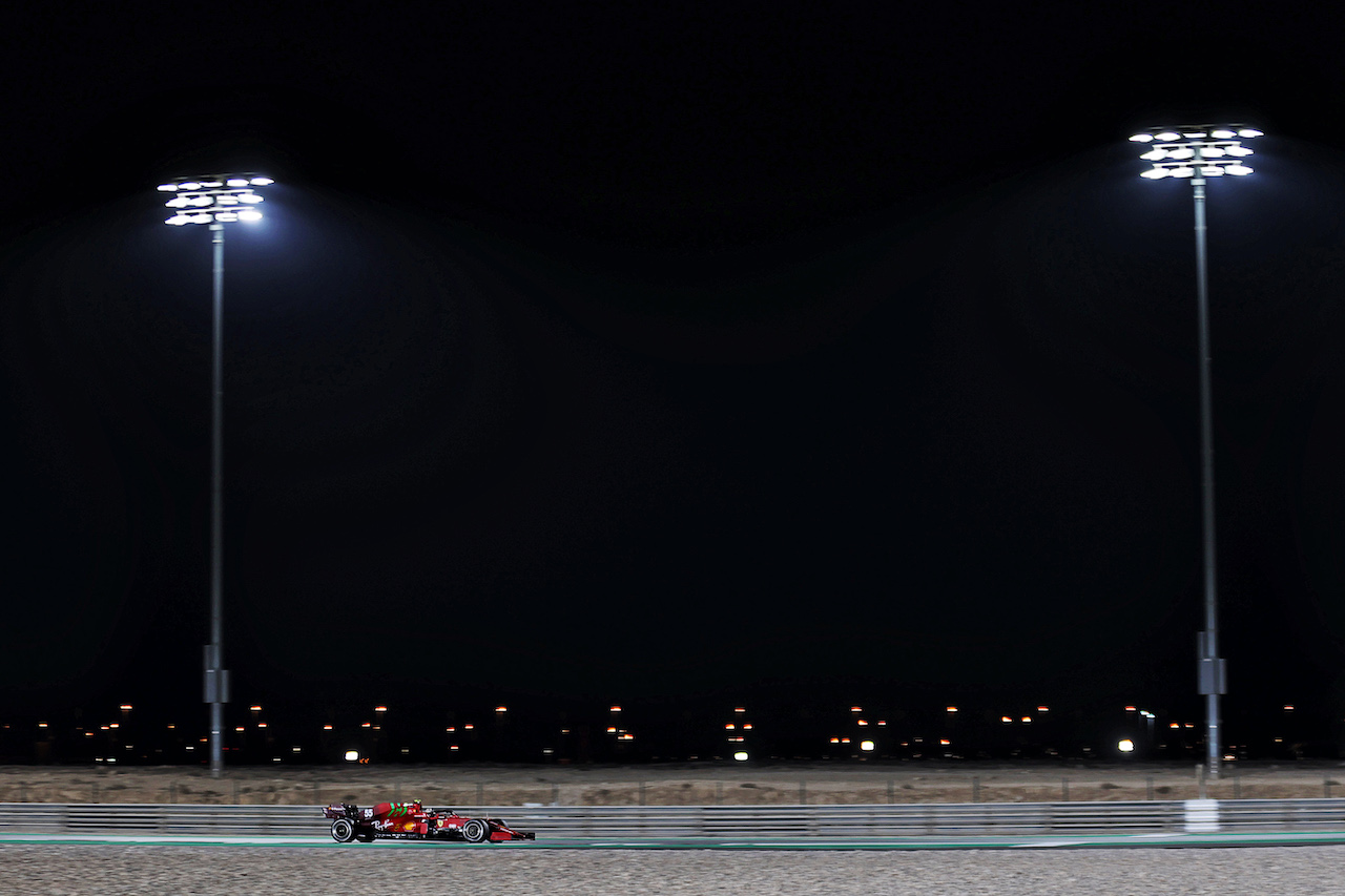 GP QATAR, Carlos Sainz Jr (ESP) Ferrari SF-21.
19.11.2021 Formula 1 World Championship, Rd 20, Qatar Grand Prix, Doha, Qatar, Practice Day.
- www.xpbimages.com, EMail: requests@xpbimages.com © Copyright: Batchelor / XPB Images
