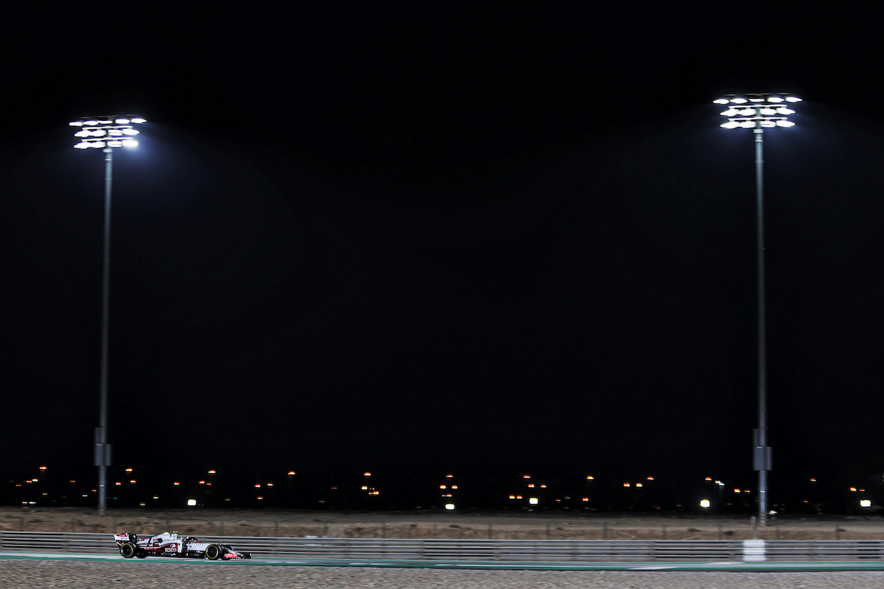 GP QATAR, Antonio Giovinazzi (ITA) Alfa Romeo Racing C41.
19.11.2021 Formula 1 World Championship, Rd 20, Qatar Grand Prix, Doha, Qatar, Practice Day.
- www.xpbimages.com, EMail: requests@xpbimages.com © Copyright: Batchelor / XPB Images
