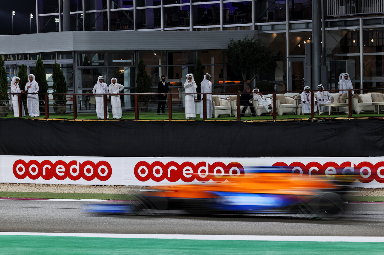 GP QATAR, Lando Norris (GBR) McLaren MCL35M.
19.11.2021 Formula 1 World Championship, Rd 20, Qatar Grand Prix, Doha, Qatar, Practice Day.
- www.xpbimages.com, EMail: requests@xpbimages.com © Copyright: Moy / XPB Images