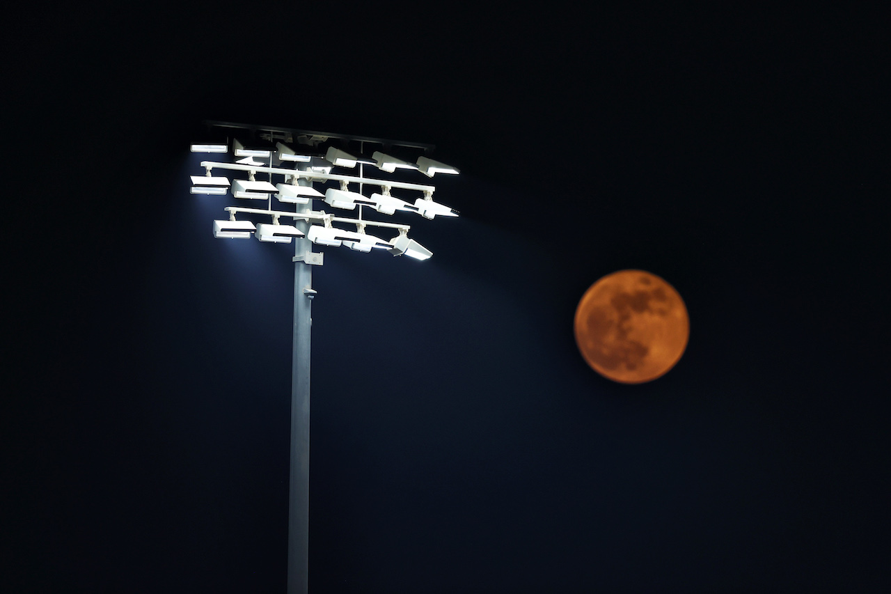 GP QATAR, Circuit Atmosfera - floodlight e the moon.
19.11.2021 Formula 1 World Championship, Rd 20, Qatar Grand Prix, Doha, Qatar, Practice Day.
- www.xpbimages.com, EMail: requests@xpbimages.com © Copyright: Moy / XPB Images