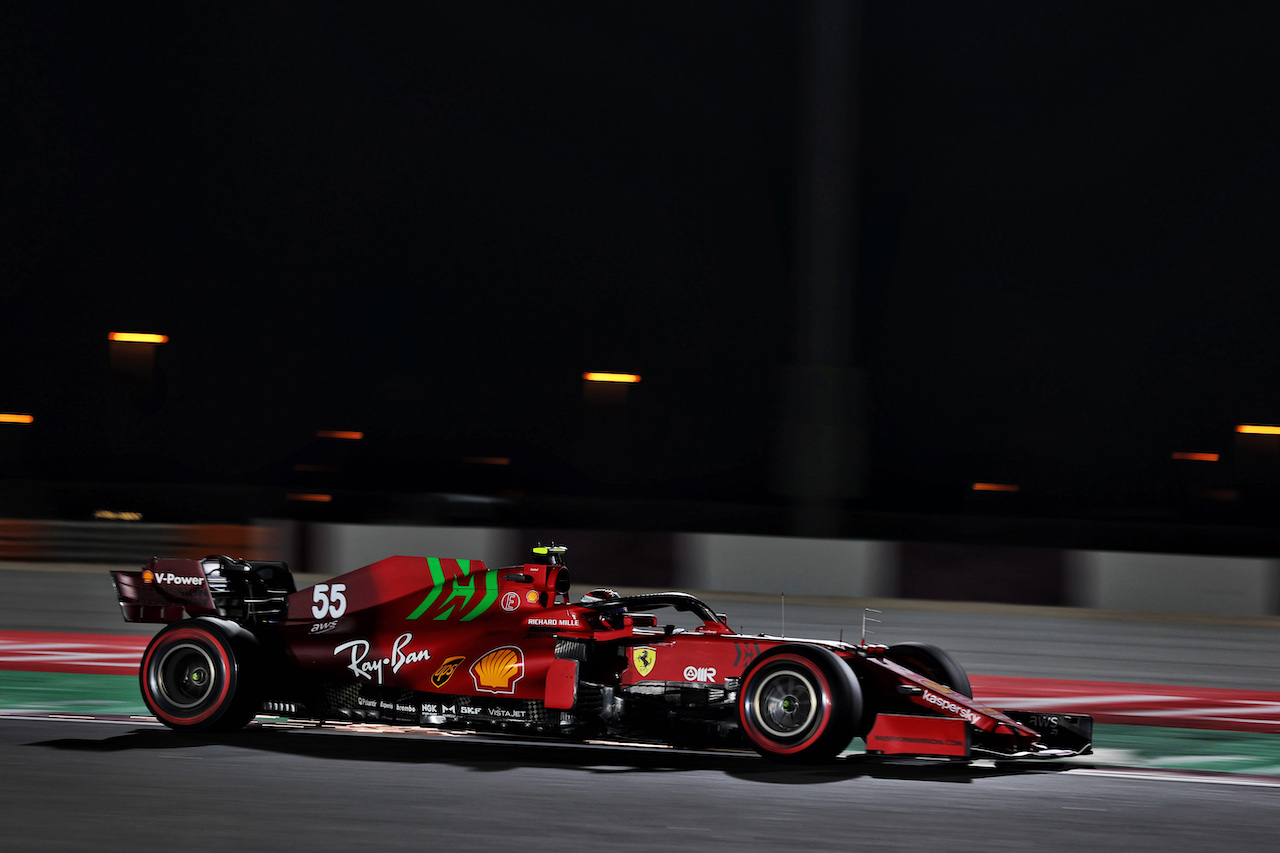 GP QATAR, Carlos Sainz Jr (ESP) Ferrari SF-21.
19.11.2021 Formula 1 World Championship, Rd 20, Qatar Grand Prix, Doha, Qatar, Practice Day.
- www.xpbimages.com, EMail: requests@xpbimages.com © Copyright: Batchelor / XPB Images