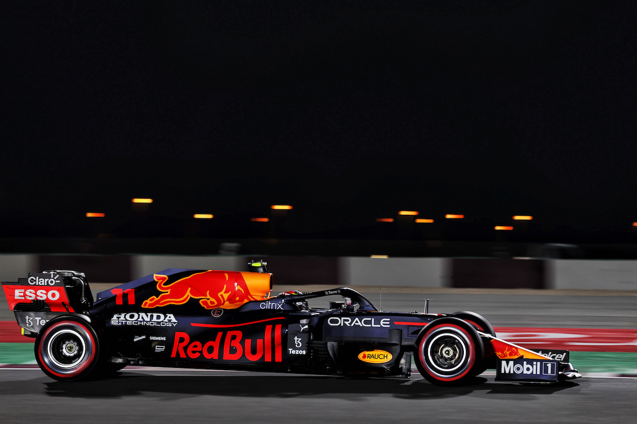 GP QATAR, Sergio Perez (MEX) Red Bull Racing RB16B.
19.11.2021 Formula 1 World Championship, Rd 20, Qatar Grand Prix, Doha, Qatar, Practice Day.
- www.xpbimages.com, EMail: requests@xpbimages.com © Copyright: Batchelor / XPB Images