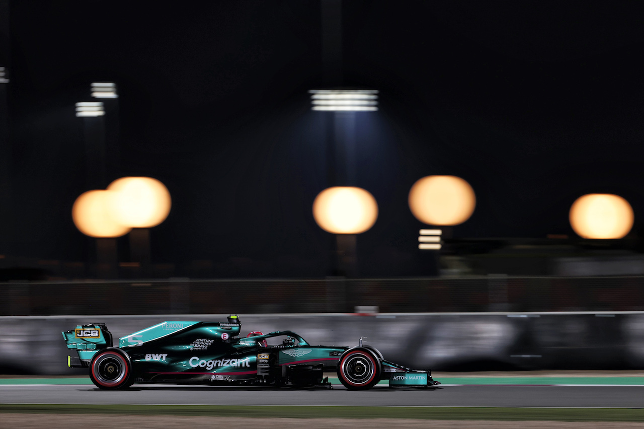 GP QATAR, Sebastian Vettel (GER) Aston Martin F1 Team AMR21.
19.11.2021 Formula 1 World Championship, Rd 20, Qatar Grand Prix, Doha, Qatar, Practice Day.
- www.xpbimages.com, EMail: requests@xpbimages.com © Copyright: Batchelor / XPB Images