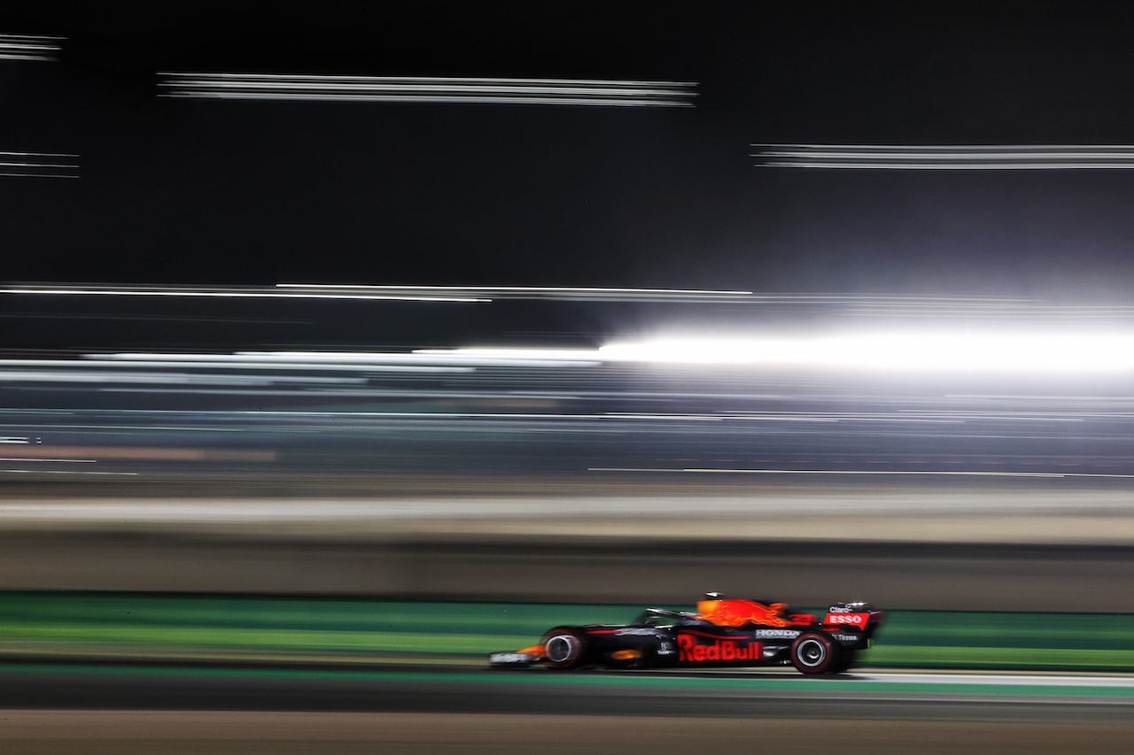 GP QATAR, Max Verstappen (NLD) Red Bull Racing RB16B.
19.11.2021 Formula 1 World Championship, Rd 20, Qatar Grand Prix, Doha, Qatar, Practice Day.
- www.xpbimages.com, EMail: requests@xpbimages.com © Copyright: Moy / XPB Images