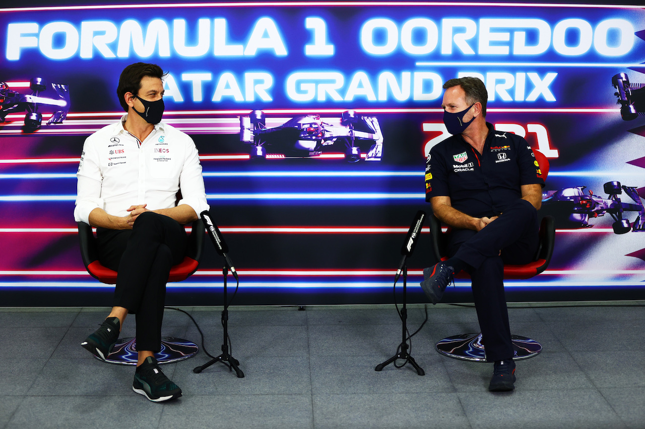 GP QATAR, (L to R): Toto Wolff (GER) Mercedes AMG F1 Shareholder e Executive Director e Christian Horner (GBR) Red Bull Racing Team Principal in the FIA Press Conference.
19.11.2021 Formula 1 World Championship, Rd 20, Qatar Grand Prix, Doha, Qatar, Practice Day.
- www.xpbimages.com, EMail: requests@xpbimages.com © Copyright: FIA Pool Image for Editorial Use Only