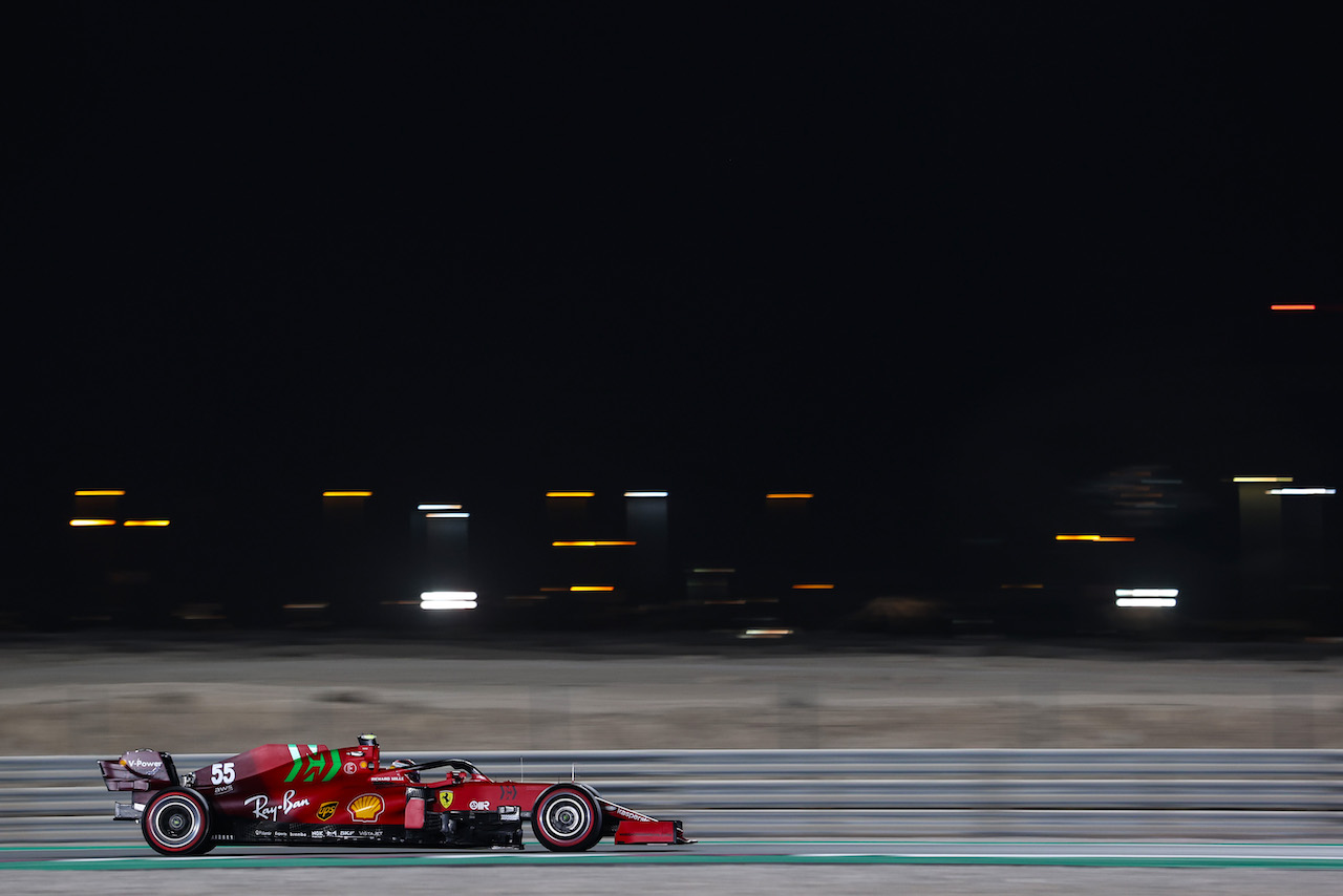 GP QATAR, Carlos Sainz Jr (ESP) Ferrari SF-21.
19.11.2021 Formula 1 World Championship, Rd 20, Qatar Grand Prix, Doha, Qatar, Practice Day.
- www.xpbimages.com, EMail: requests@xpbimages.com © Copyright: Charniaux / XPB Images