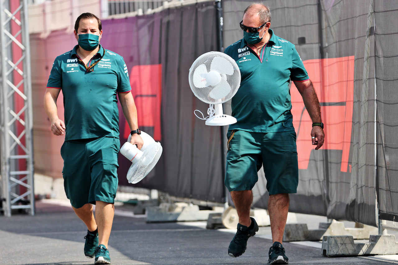 GP QATAR, Aston Martin F1 Team members with their fans.
19.11.2021 Formula 1 World Championship, Rd 20, Qatar Grand Prix, Doha, Qatar, Practice Day.
- www.xpbimages.com, EMail: requests@xpbimages.com © Copyright: Batchelor / XPB Images