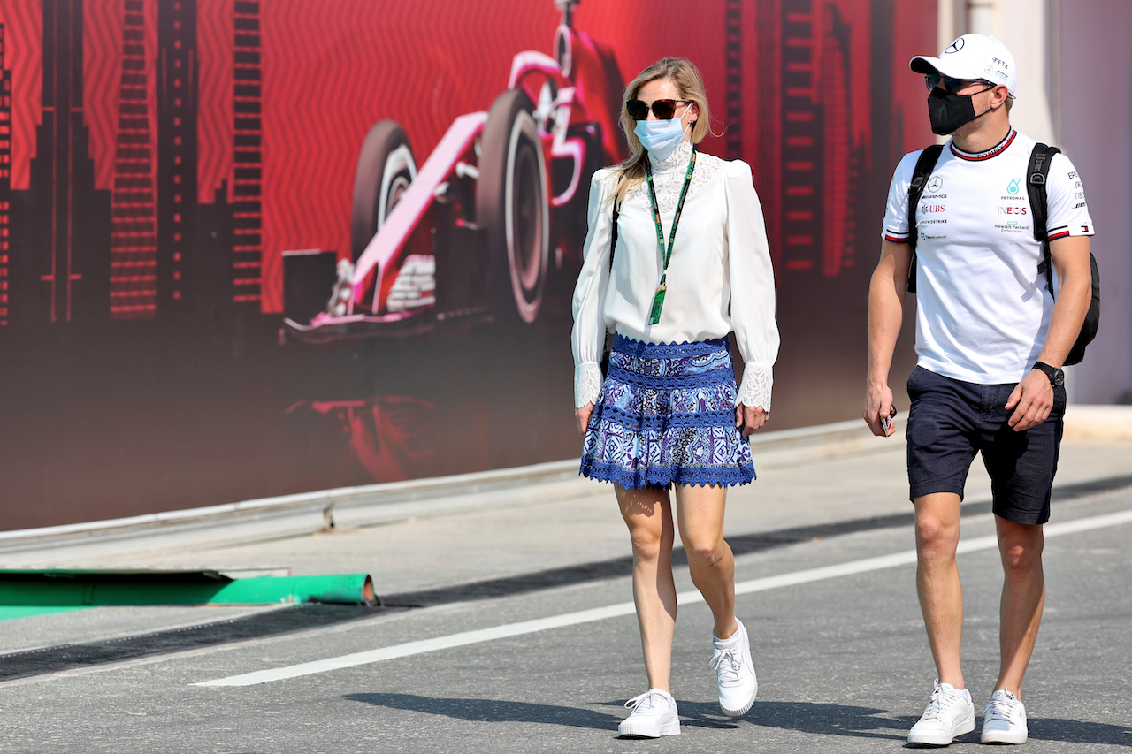 GP QATAR, (L to R): Tiffany Cromwell (AUS) Professional Cyclist with her boyfriend Valtteri Bottas (FIN) Mercedes AMG F1.
19.11.2021 Formula 1 World Championship, Rd 20, Qatar Grand Prix, Doha, Qatar, Practice Day.
- www.xpbimages.com, EMail: requests@xpbimages.com © Copyright: Batchelor / XPB Images