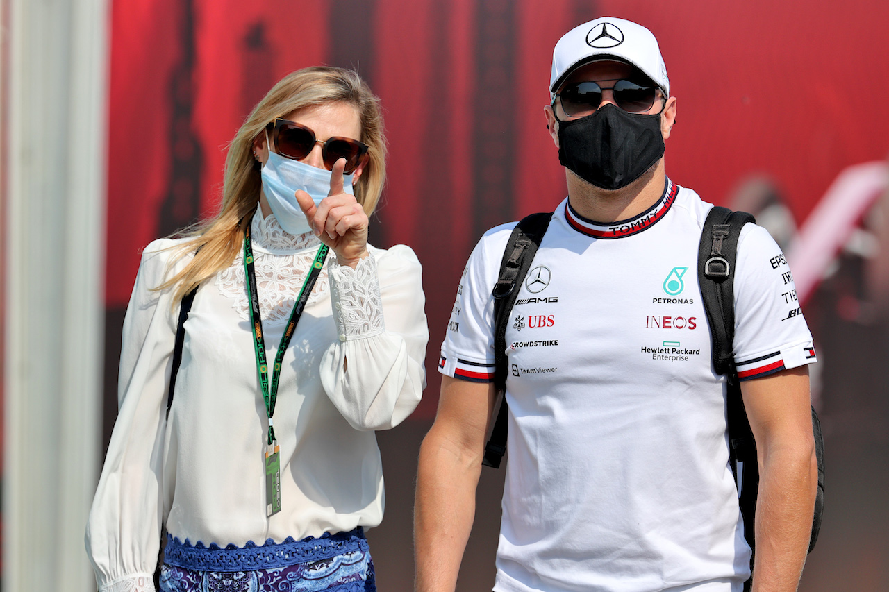 GP QATAR, (L to R): Tiffany Cromwell (AUS) Professional Cyclist with her boyfriend Valtteri Bottas (FIN) Mercedes AMG F1.
19.11.2021 Formula 1 World Championship, Rd 20, Qatar Grand Prix, Doha, Qatar, Practice Day.
- www.xpbimages.com, EMail: requests@xpbimages.com © Copyright: Batchelor / XPB Images