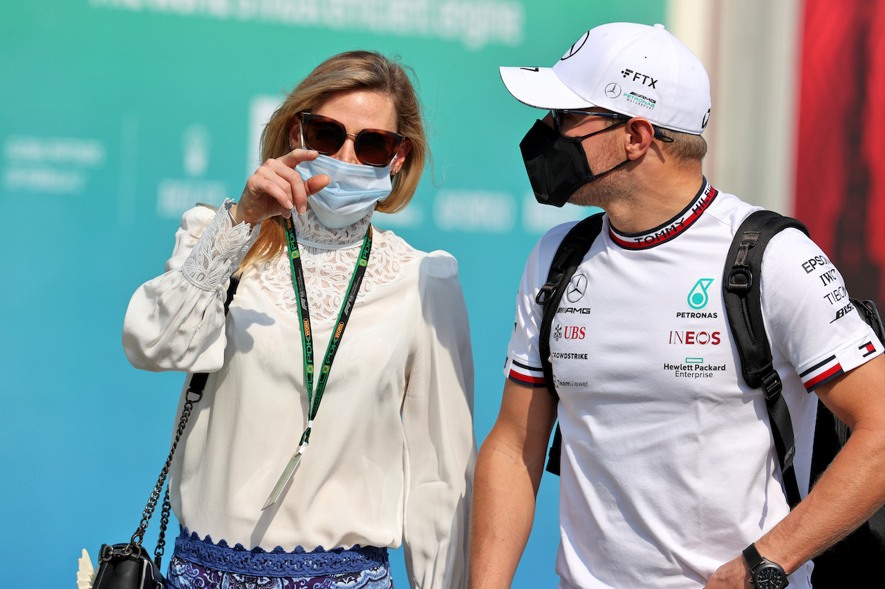 GP QATAR, (L to R): Tiffany Cromwell (AUS) Professional Cyclist with her boyfriend Valtteri Bottas (FIN) Mercedes AMG F1.
19.11.2021 Formula 1 World Championship, Rd 20, Qatar Grand Prix, Doha, Qatar, Practice Day.
- www.xpbimages.com, EMail: requests@xpbimages.com © Copyright: Batchelor / XPB Images