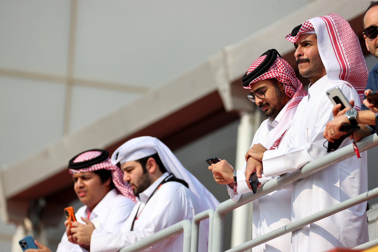 GP QATAR, Circuit Atmosfera - fans.
19.11.2021 Formula 1 World Championship, Rd 20, Qatar Grand Prix, Doha, Qatar, Practice Day.
- www.xpbimages.com, EMail: requests@xpbimages.com © Copyright: Batchelor / XPB Images