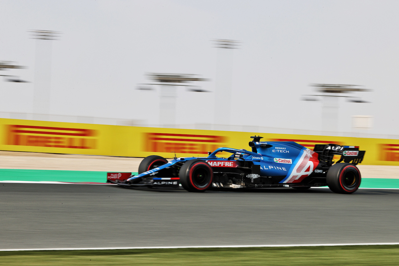 GP QATAR, Fernando Alonso (ESP) Alpine F1 Team A521.
19.11.2021 Formula 1 World Championship, Rd 20, Qatar Grand Prix, Doha, Qatar, Practice Day.
- www.xpbimages.com, EMail: requests@xpbimages.com © Copyright: Moy / XPB Images