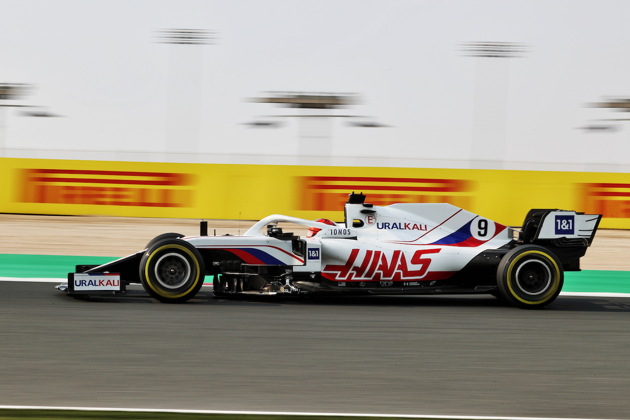 GP QATAR, Nikita Mazepin (RUS) Haas F1 Team VF-21.
19.11.2021 Formula 1 World Championship, Rd 20, Qatar Grand Prix, Doha, Qatar, Practice Day.
- www.xpbimages.com, EMail: requests@xpbimages.com © Copyright: Moy / XPB Images