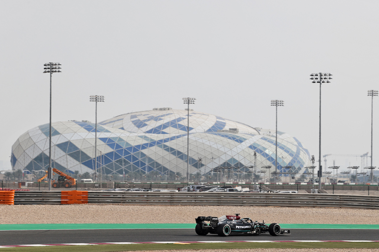 GP QATAR, Lewis Hamilton (GBR) Mercedes AMG F1 W12.
19.11.2021 Formula 1 World Championship, Rd 20, Qatar Grand Prix, Doha, Qatar, Practice Day.
- www.xpbimages.com, EMail: requests@xpbimages.com © Copyright: Moy / XPB Images