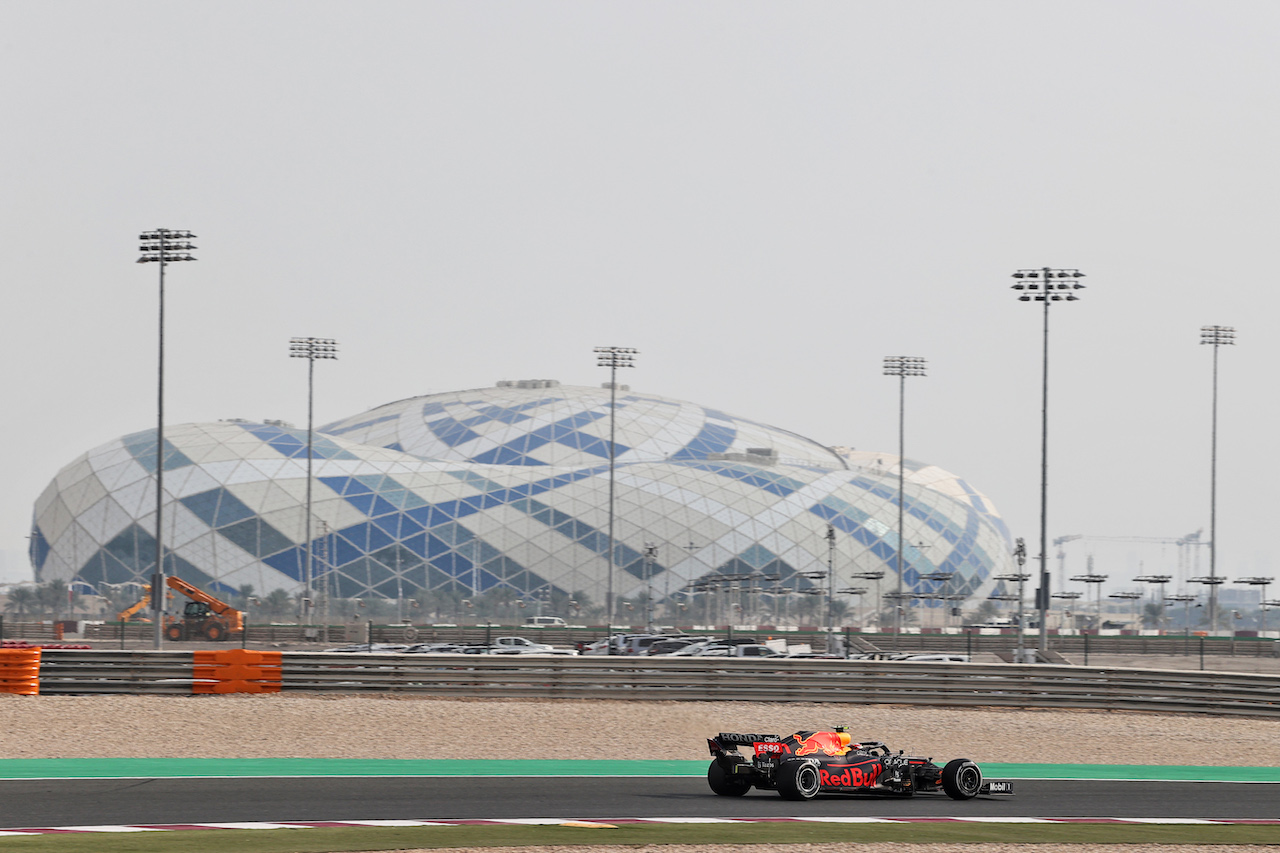 GP QATAR, Sergio Perez (MEX) Red Bull Racing RB16B.
19.11.2021 Formula 1 World Championship, Rd 20, Qatar Grand Prix, Doha, Qatar, Practice Day.
- www.xpbimages.com, EMail: requests@xpbimages.com © Copyright: Moy / XPB Images